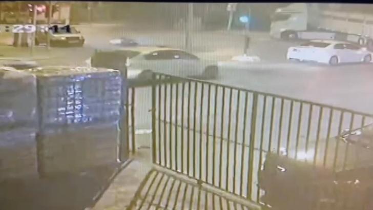 İstanbul - Sultanbeyli'de TIR'la çarpışan motosikletteki 2 kişi ağır yaralandı; kaza anı kamerada