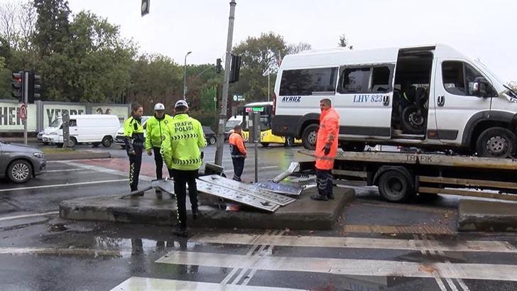 Sarıyer'de servis minibüsü refüjdeki trafik levhasına çarptı: 2 yaralı
