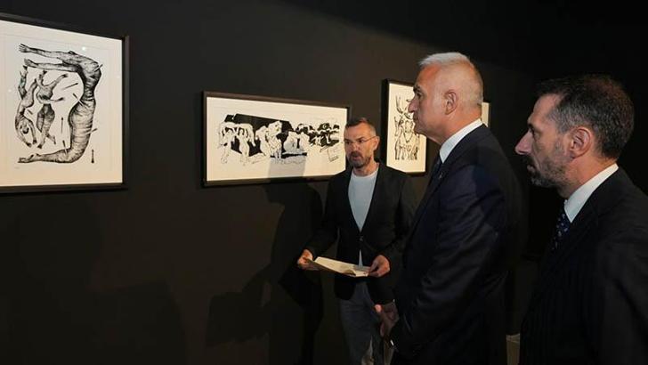 Bakan Ersoy, 'Hala Yaşıyorum' sergisini gezdi