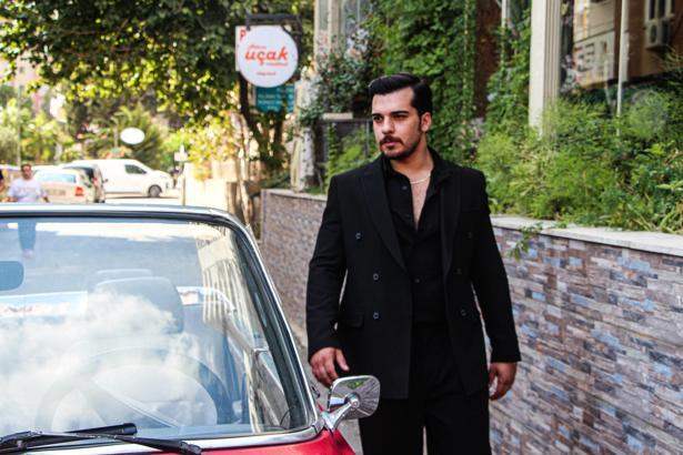 Adanalı galerici 'Eşref Tek' otomobil videolarıyla sosyal medyada gündem oldu