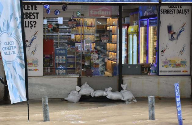 İzmir'de sağanak etkili oluyor; en çok yağışı Dikili aldı (2)
