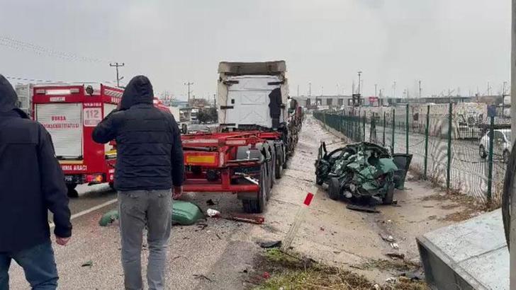 Park halindeki TIR ile elektrik panosuna çarpan otomobilin sürücüsü ağır yaralandı