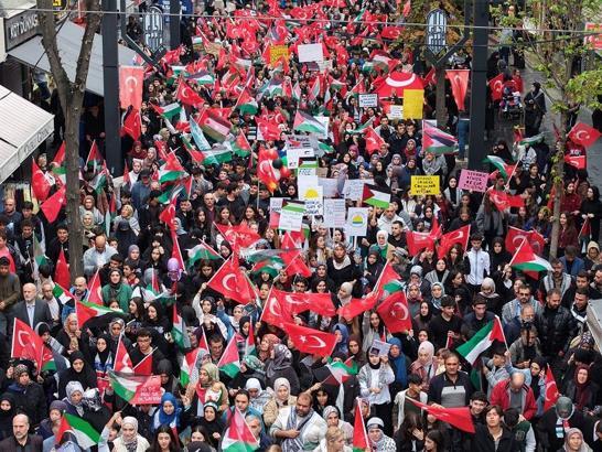 Bağcılar’da ‘Nehirden Denize Özgür Filistin’ yürüyüşü düzenlendi