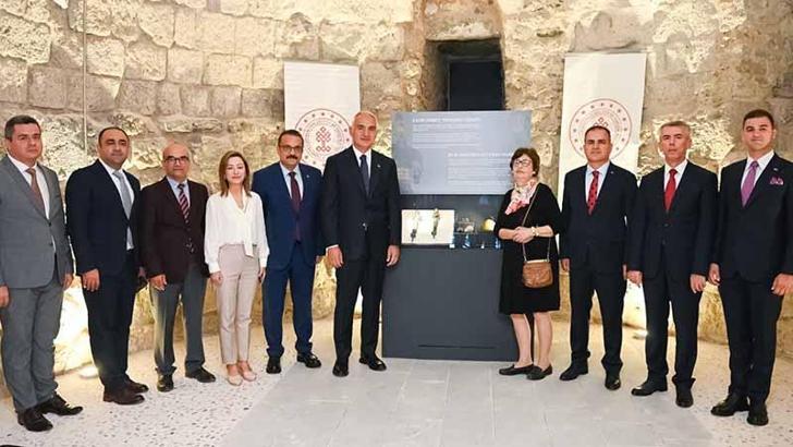 Bakan Ersoy, Türkiye'ye iade edilen 7 tarihi eseri tanıttı