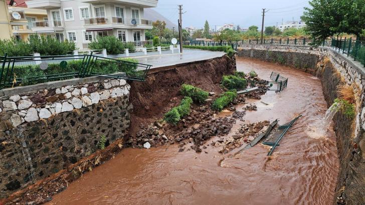 Marmaris'te sağanak hayatı olumsuz etkiledi