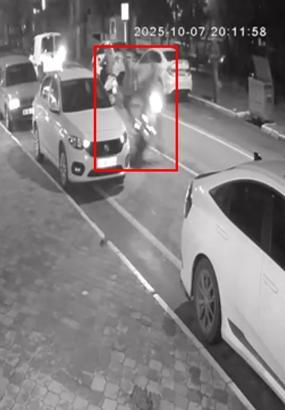 Balıkesir’de motosikletin yayaya çarptığı kaza kamerada: 2 yaralı
