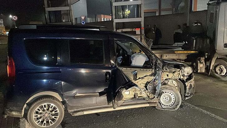 Sarıyer’de park halindeki TIR'a çarpan hafif ticari aracın sürücüsü kaçtı