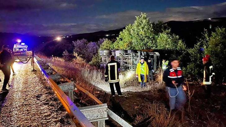 Konya'da kamyon devrildi: 2 ölü, 1 yaralı