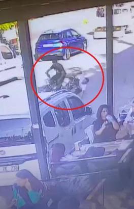 Adana'da yarışan 2 motosikletlinin kazası kamerada
