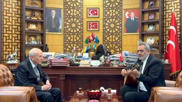 Yavuz Bingöl, Bahçeli'ye bağlama hediye etti