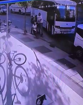 Servis aracı şoförünün motokuryeye tekme ve yumruklu saldırısı kamerada