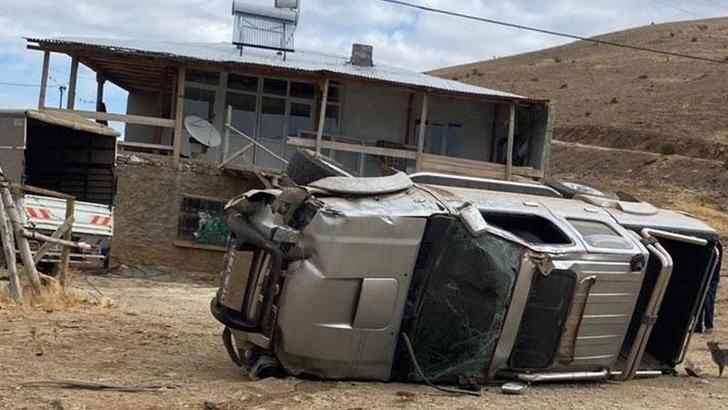 Yağış nedeniyle yoldan çıkan kamyonet takla attı: 1 ölü, 1 yaralı