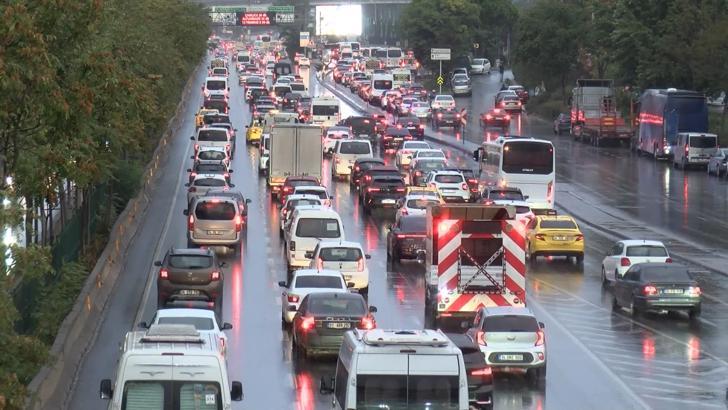 İstanbul - İstanbul'da yağmurun etkisi ile yoğun trafik oluştu -2