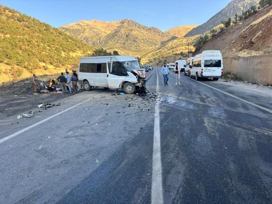 Şırnak'ta yolcu minibüsü ile hafif ticari araç çarpıştı: 11 yaralı