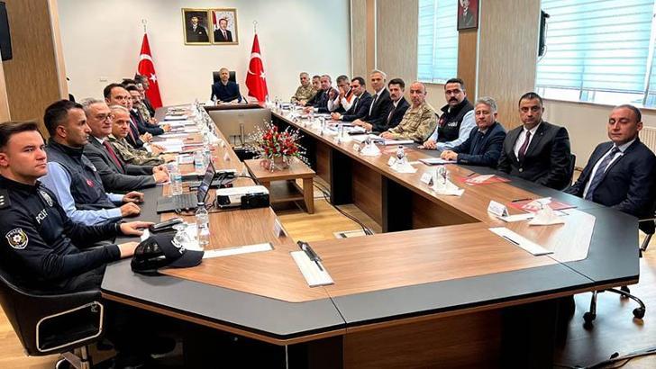 Bakan Yerlikaya, Hakkari'de 'Sınır Güvenliği Toplantısı'na katıldı