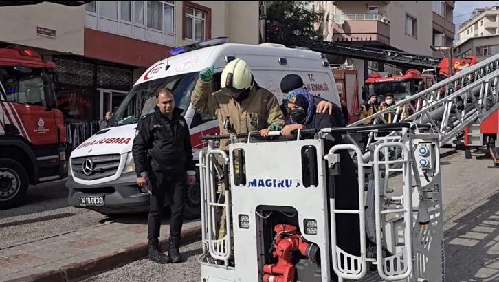 İstanbul- Ümraniye’de 3 katlı binada yangın: 4 kişi kurtarıldı