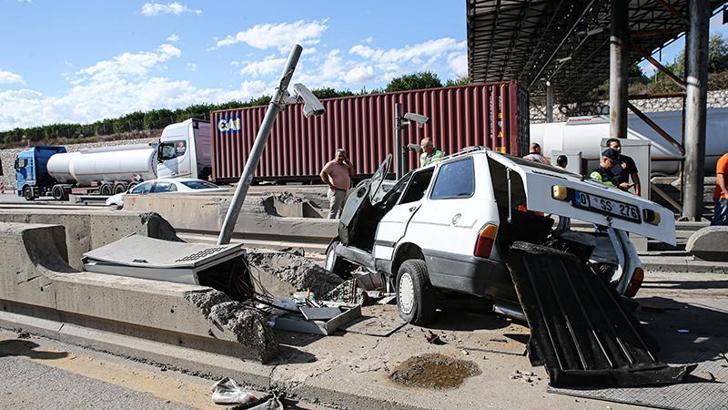 Otomobil, otoyol gişelerinde beton bariyerlere çarptı: 2 ölü