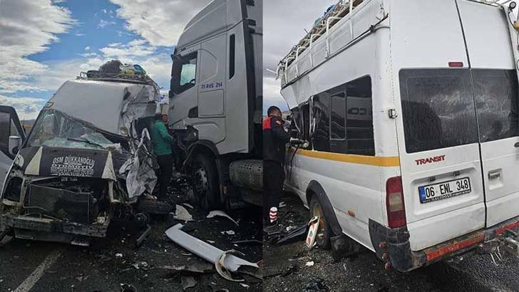 TIR ile minibüs çarpıştı: 9 yaralı