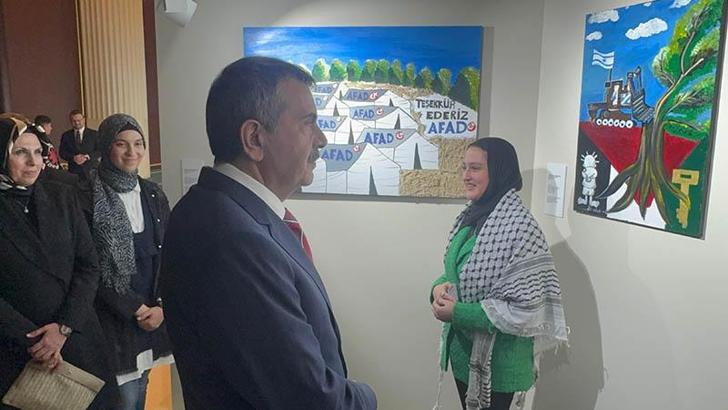 Bakan Tekin, Filistinli öğrencilerin resim sergisini gezdi