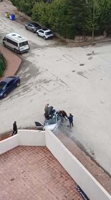 Otomobili, husumetli olduğu ailenin üzerine sürdü; o anlar kamerada