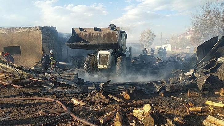 Ardahan’da çıkan ağır yangınında 23 hayvan öldü