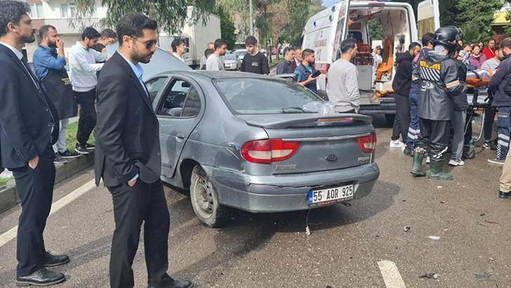 Otomobil, yayaya yol vermek için duran otomobile çarptı: 3 yaralı