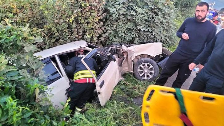 Otomobil refüjdeki elektrik direğine çarpıp, karşı şeride savruldu; 2 yaralı