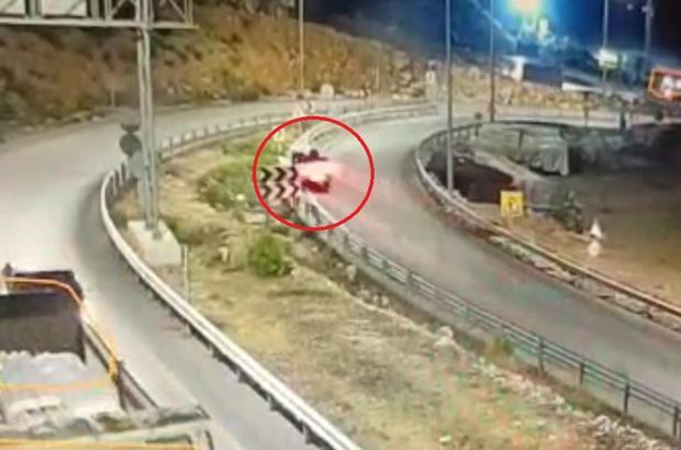 Bariyerlere çarpan kamyonetin sürücüsü öldü; kaza kamerada