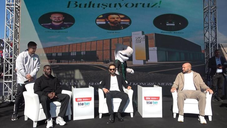 Selçuk İnan ve futbolcular kitap fuarında taraftarla buluştu