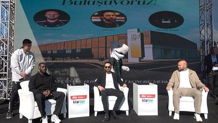 Selçuk İnan ve futbolcular kitap fuarında taraftarla buluştu