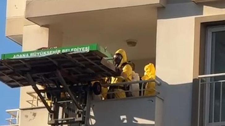 Evden kötü koku gelince cansız bedeni bulundu; cenaze asansörlü araçla indirildi