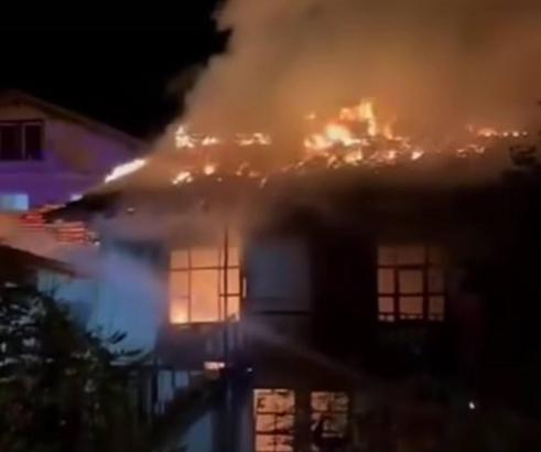 Amasya'daki yangında 2 ev kül oldu