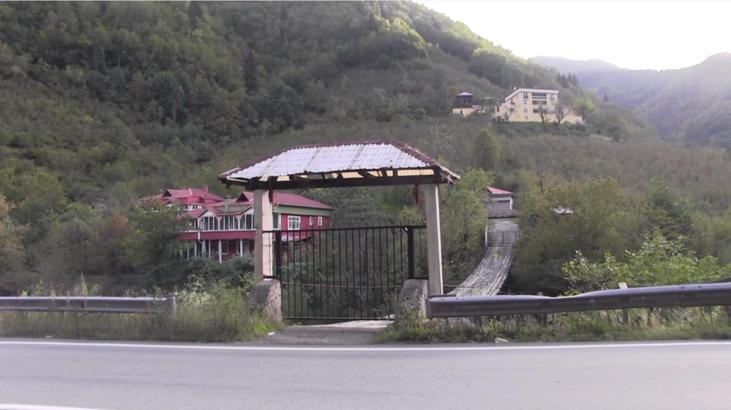 Asma köprüye demir kapı yaptırıp, kilit de taktı