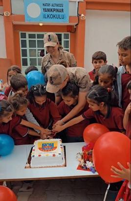 Hatay’da Jandarma ekiplerinden Dünya Kız Çocukları Günü’nde anlamlı etkinlik