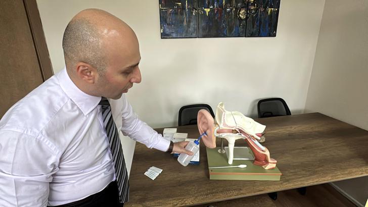 Hekimlerin iş gücünü azaltma hedefiyle, taşınabilir kulak temizleme kiti geliştirdi