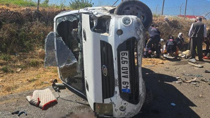 Hafif ticari araç ile otomobil çarpıştı: 8 yaralı