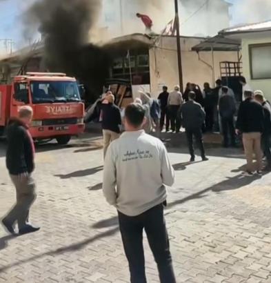 Elazığ’da evin çatısındaki yangın iş yerine sıçradı