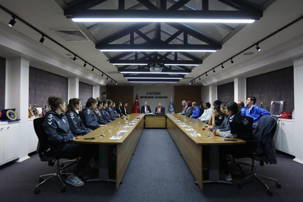 Melikgazi Kayseri Kadın Basketbol takımından Başkan Büyükkılıç’a zyaret