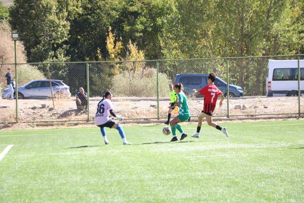 Yüksekova Spor Kadın Futbol Takımı, Çekmeköy Bilgidoğa Spor'u 3-0 mağlup etti