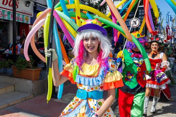 Mersin, sokak sanatçılarının performanslarıyla renklendi