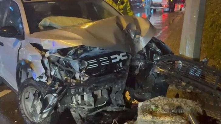 Küçükçekmece'de ıslak yolda kayan otomobil aydınlatma direğine çarptı