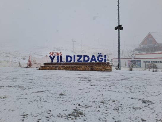 Sivas'ta yüksek kesimlere kar yağdı