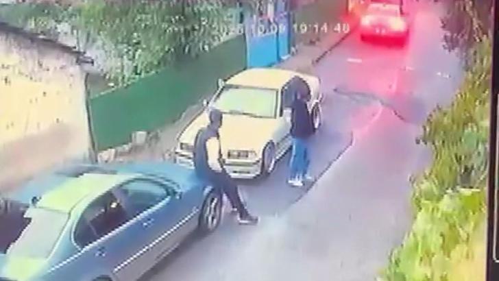 İstanbul- Ümraniye'de otomobille gelip rastgele ateş açtılar, bir kişi kaçırıp darbettiler; o anlar kamerada