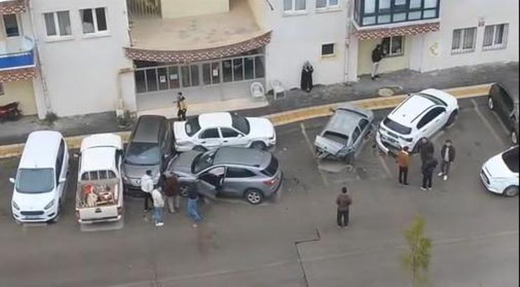 Otomobilin park halinde araçlara çarptığı kaza kamerada