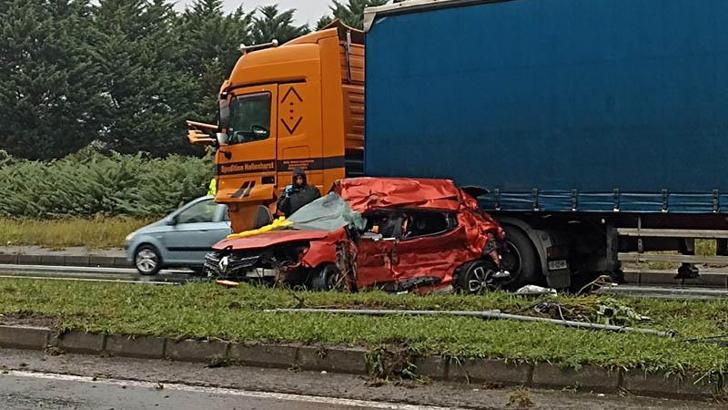 Rize’de otomobil TIR’a çarptı: 3 ölü