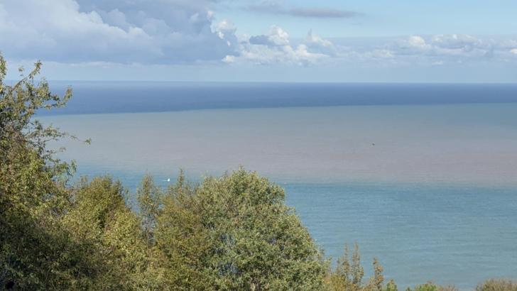 Bartın Irmağı’nın taşıdığı çamur nedeniyle denizin rengi değişti