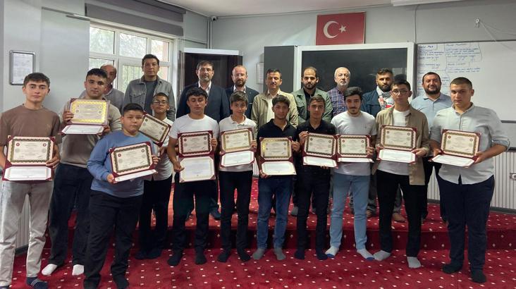 Hafızlara belgeleri takdim edildi