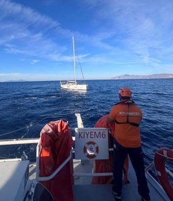 Muğla açıklarında sürüklenen yelkenli tekne kurtarıldı