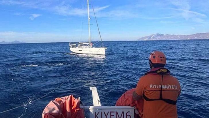 Muğla açıklarında sürüklenen yelkenli tekne kurtarıldı
