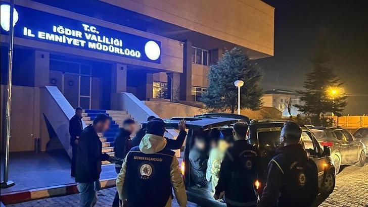 Hafif ticari aracın bagajından 10 kaçak göçmen çıktı